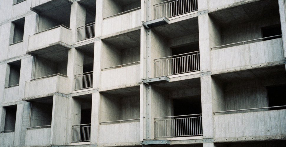 Edifícios de Andares Múltiplos com Sistemas Pré-Fabricados